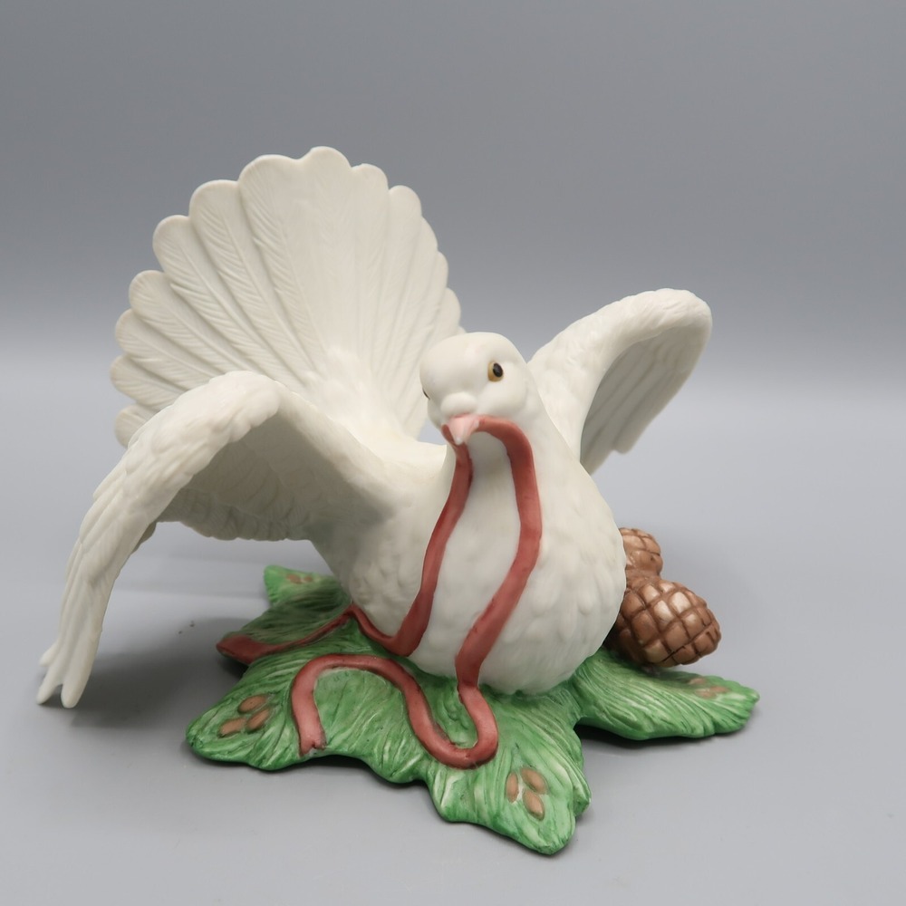 Vintage 1992 Enesco White Dove Figurine with ribbon‎ and acorn Open wings